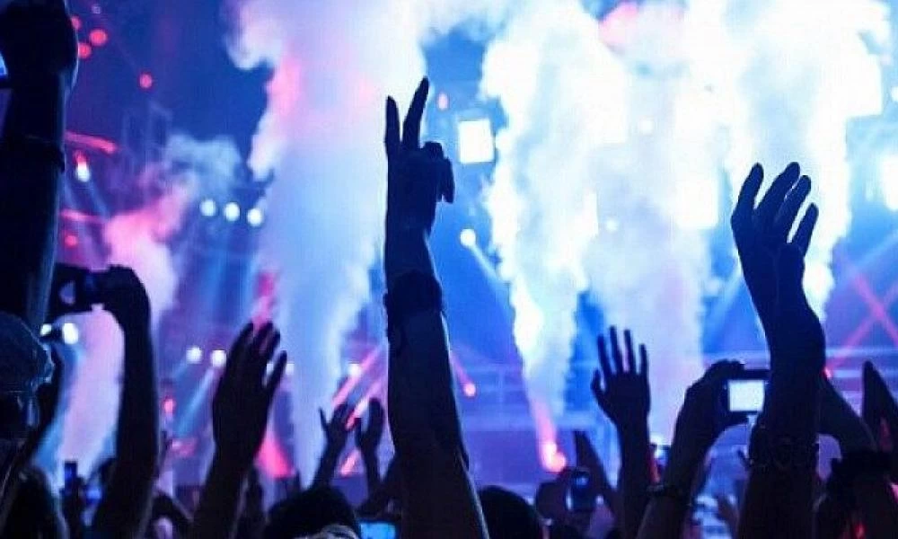 Κορονοϊός: Πιθανή η επιβολή "πλαφόν" σε κέντρα διασκέδασης